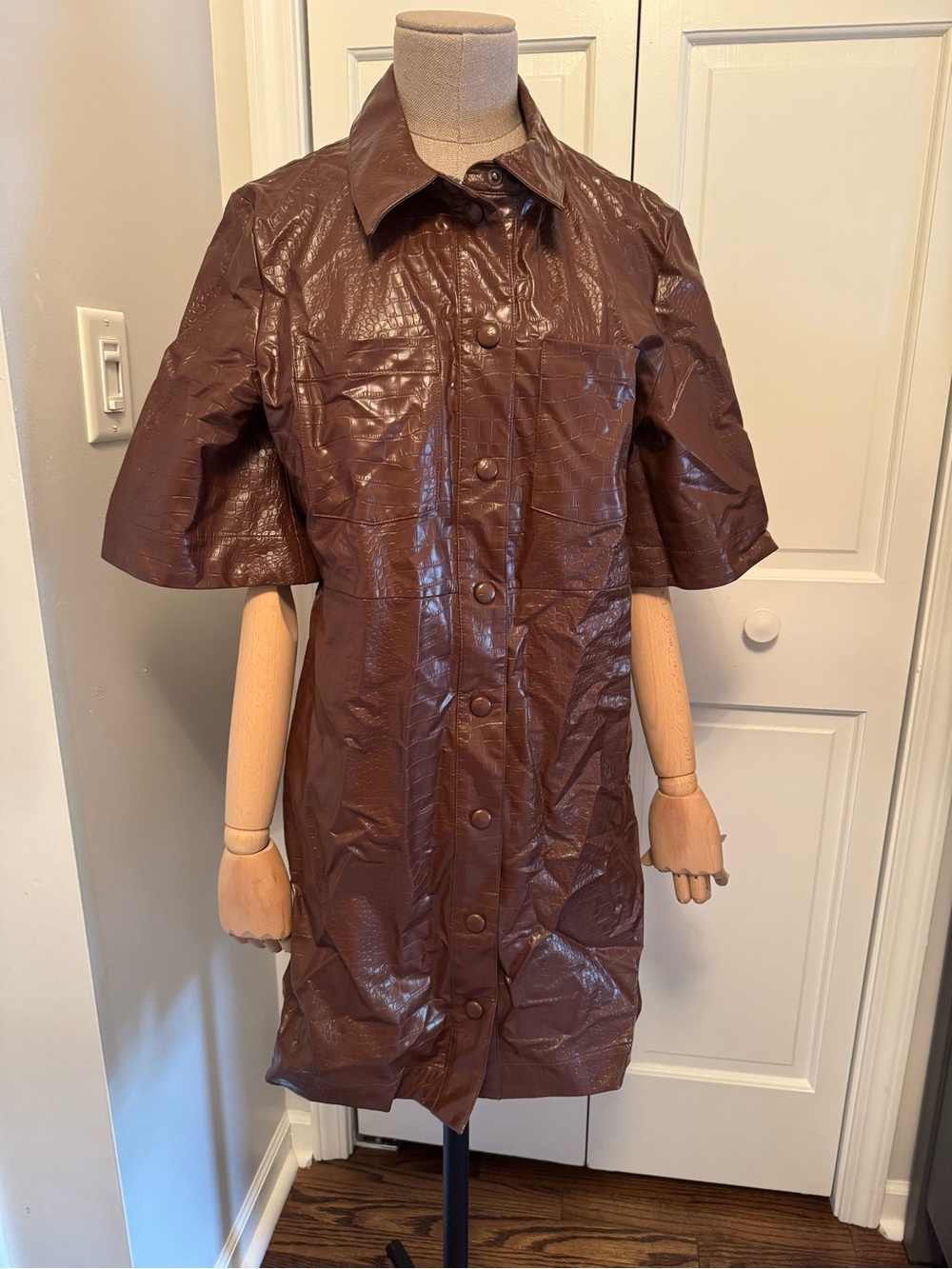 SAMSOE Brown Short-Sleeve Faux Leather Trench Coat